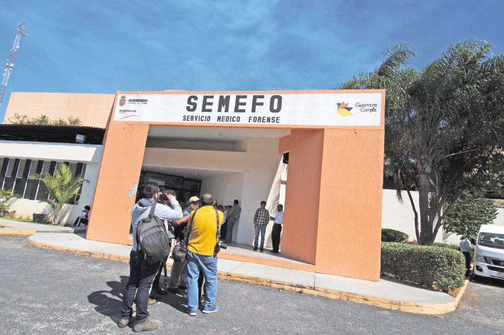 La maestra fue asesinada, junto a su esposo y su hijo de 13 años. Ayer trasladaron los cuerpos al Semefo de Chilpancingo. (JOSÉ HERNÁNDEZ. EL UNIVERSAL)