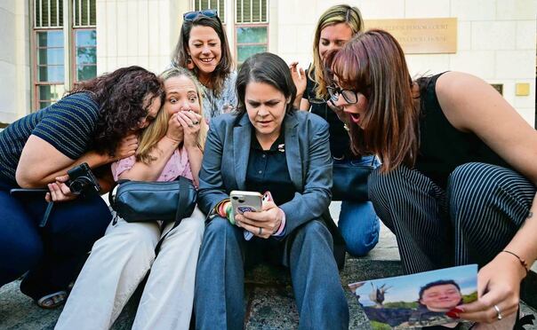 Laura Márquez-Garrett (centro), abogada de los demandantes del SMVLC (Centro Legal para Víctimas de Redes Sociales), con padres y familiares de las víctimas mientras reaccionan a la noticia de que el jurado declaró a Meta y YouTube responsables en el juicio por adicción a las redes sociales, en Los Ángeles. Foto: Frederic J. Brown / AFP