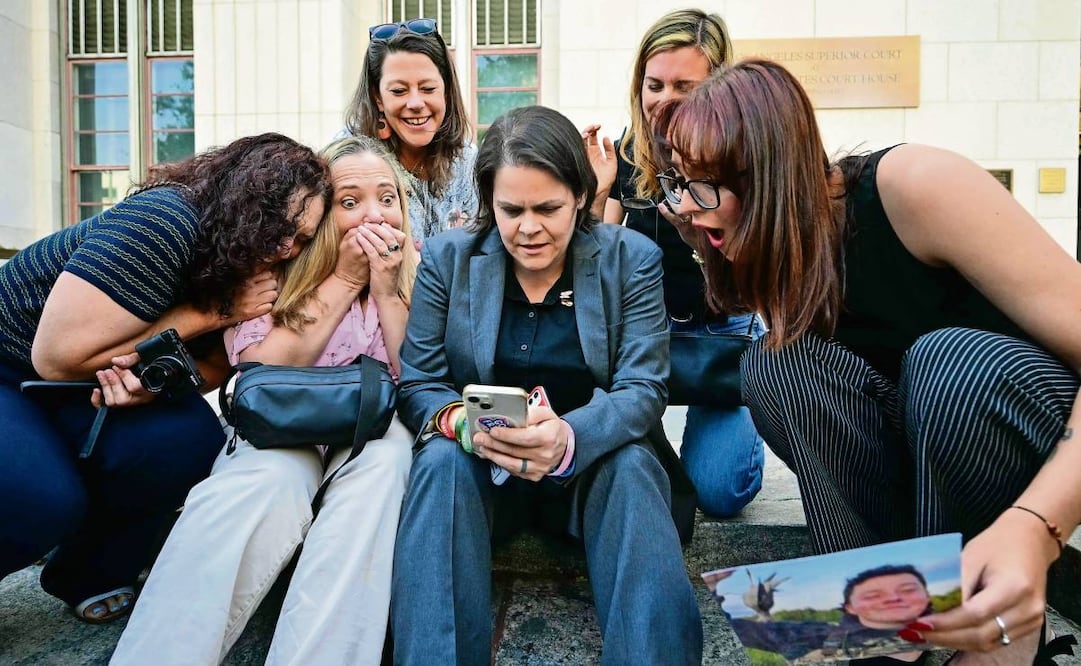 Laura Márquez-Garrett (centro), abogada de los demandantes del SMVLC (Centro Legal para Víctimas de Redes Sociales), con padres y familiares de las víctimas mientras reaccionan a la noticia de que el jurado declaró a Meta y YouTube responsables en el juicio por adicción a las redes sociales, en Los Ángeles. Foto: Frederic J. Brown / AFP