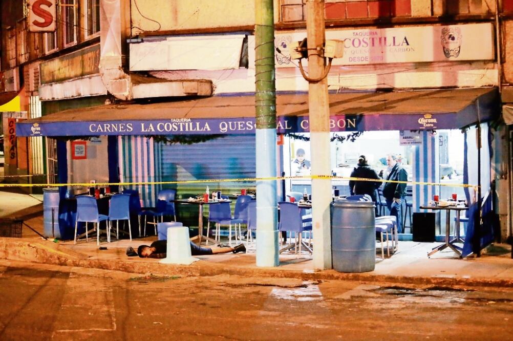 Tras el crimen, los comensales abandonaron la taquería La Costilla. En el lugar sólo quedaron los empleados de cocina y los meseros, pero ninguno de ellos aportó datos relevantes sobre el justiciero (ARMANDO MARTÍNEZ. EL UNIVERSAL)