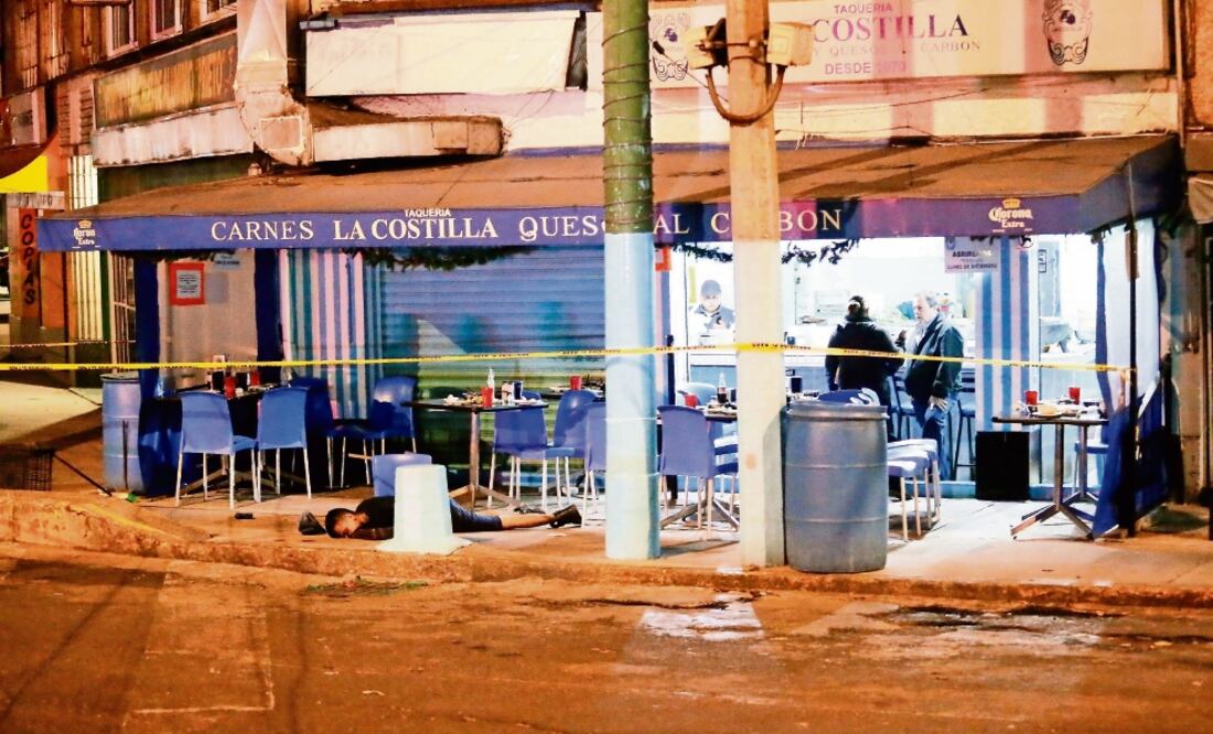 Tras el crimen, los comensales abandonaron la taquería La Costilla. En el lugar sólo quedaron los empleados de cocina y los meseros, pero ninguno de ellos aportó datos relevantes sobre el justiciero (ARMANDO MARTÍNEZ. EL UNIVERSAL)