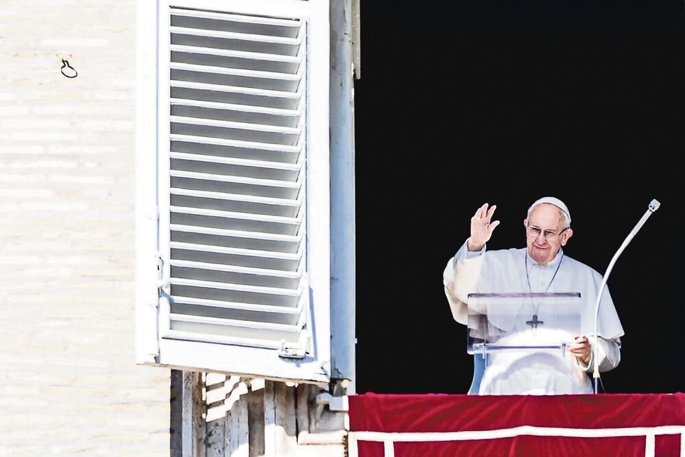 El papa Francisco celebra la tradicional oración del Angelus ayer, desde una ventana del Palacio Apostólico en el Vaticano, ante cientos de personas. ANGELO CARCONI. EFE