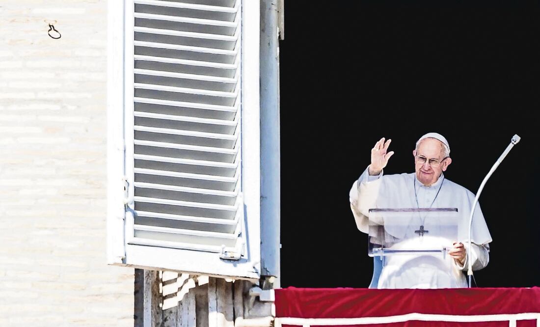 El papa Francisco celebra la tradicional oración del Angelus ayer, desde una ventana del Palacio Apostólico en el Vaticano, ante cientos de personas. ANGELO CARCONI. EFE