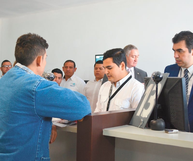 El primer ciudadano centroamericano deportado desde Estados Unidos al realizar trámites, en Ciudad de Guatemala. ESTEBAN BIBA. EFE