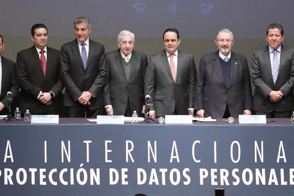 El ministro presidente de la Suprema Corte de Justicia de la Nación, Luis María Aguilar Morales (tercero de der. a izq.), inauguró un foro sobre el Día Internacional de Datos Personales. (ARIEL OJEDA. EL UNIVERSAL)