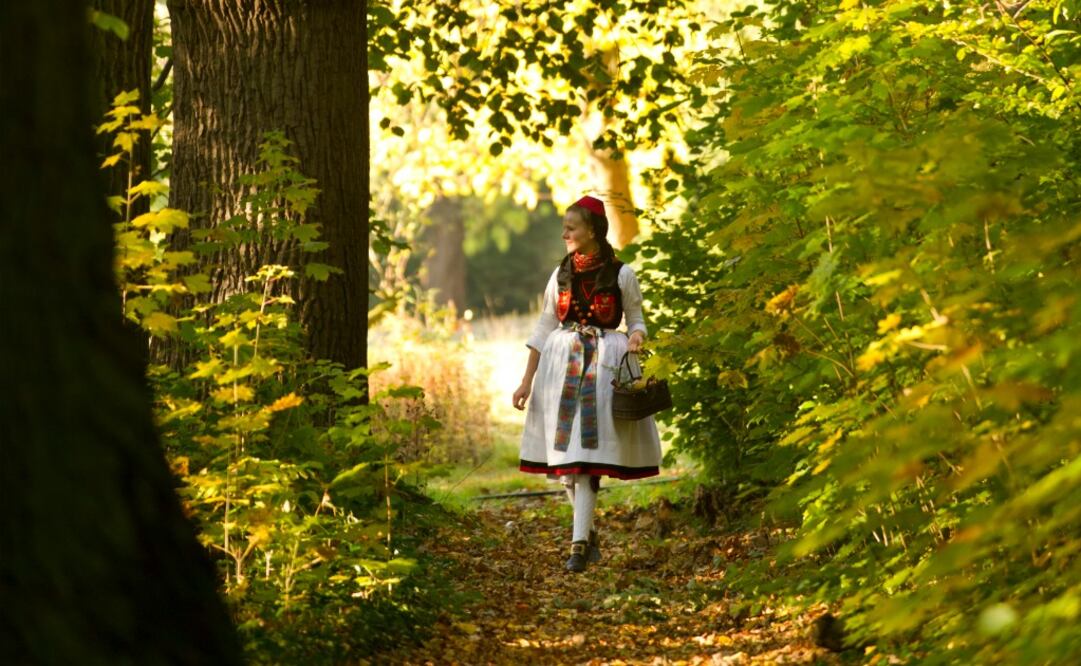 Los hermanos Grimm se inspiraron en el traje típico de la ciudad de Alsfed para crear el personaje de Caperucita Roja. (Foto: Deustche Märchnstrasse)