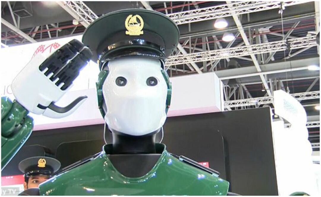 El oficial de policía robot puede escanear rostros y tomar el pago de multas de tráfico