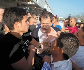 Reciben a Guaidó con gritos de “fascista”