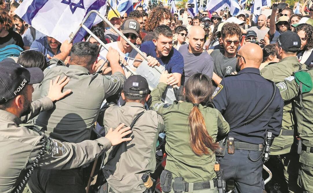 Asistentes a una protesta se enfrentaron a integrantes de las fuerzas de seguridad israelíes durante una manifestación contra la controvertida iniciativa de reforma del sistema judicial del gobierno, en Tel Aviv.