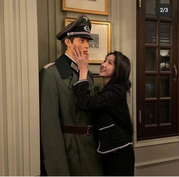 Estrella de la K-pop surcoreana se disculpa por fotos junto a uniforme nazi
