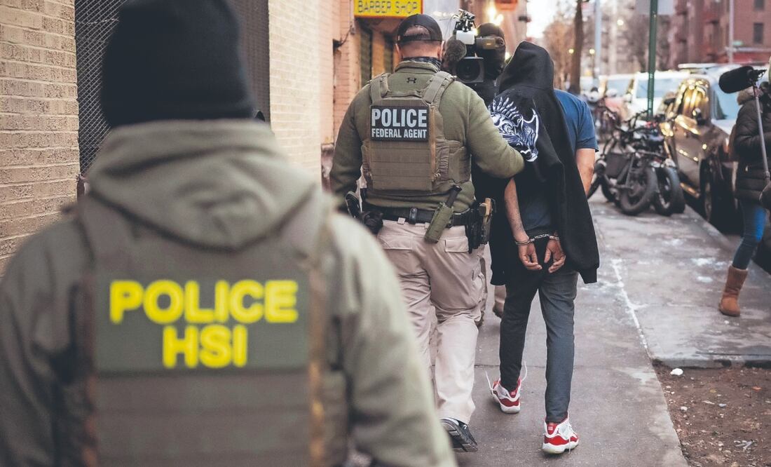 Policías de Estados Unidos detienen a miembros del Tren de Aragua, que trafica con migrantes. Foto Especial