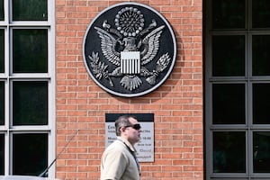 La CIA trabaja para establecer presencia permanente de EU en Venezuela, reporta CNN; abriría un anexo antes que la embajada