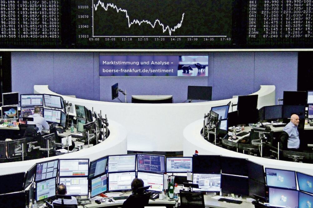 A pocas jornadas de despedir el año, el IPC registra subida de 5.44%. En la imagen, analistas en la Bolsa de Frankfurt (REUTERS)