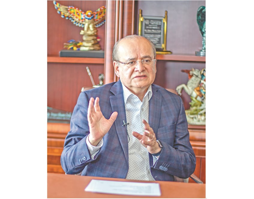 Arturo Olivares, secretario general del Comité Ejecutivo del SNTSS, dice que todos los trabajadores que se contagien recibirán su sueldo íntegro. Foto: SERGIO TAPIA. EL UNIVERSAL