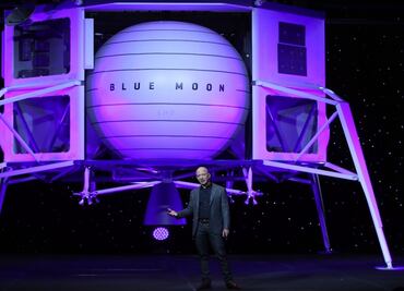 Jefe de Amazon revela vehículo para transportar humanos a la luna
