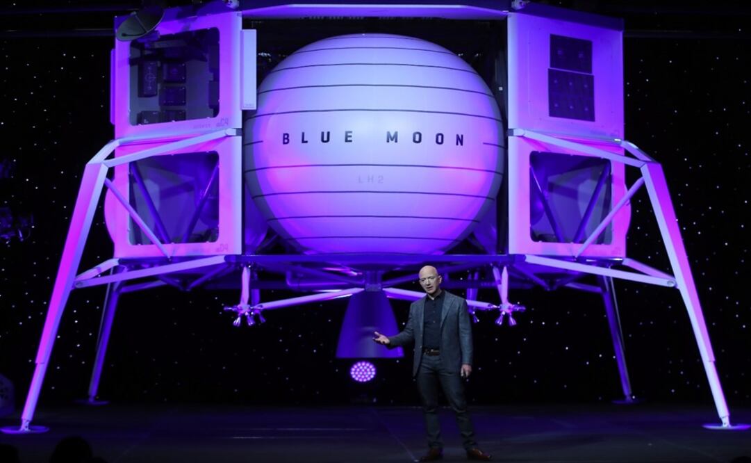 Jeff Bezos anuncia "Blue Moon", vehículo espacial para aterrizar en la cara sur de la Luna. Foto: AFP