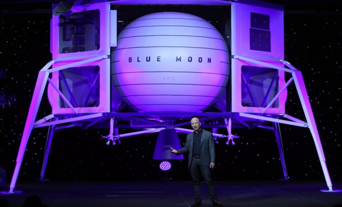 Jeff Bezos anuncia "Blue Moon", vehículo espacial para aterrizar en la cara sur de la Luna. Foto: AFP