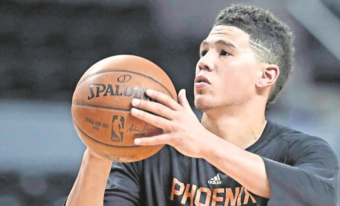 La madre de Devin Booker es mexicana, y aunque él no habla español, se mostró emocionado por conocer más respecto a la cultura de su progenitora. (REBECCA BLACKWELL. AP)