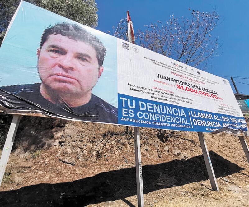 Uno de los espectaculares que intentaron retirar se ubica en una de las salidas de la ciudad de Oaxaca, en la carretera 190. EDWIN HERNÁNDEZ. EL UNIVERSAL