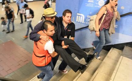 Personal del Metro carga a usuarios para subir escaleras 