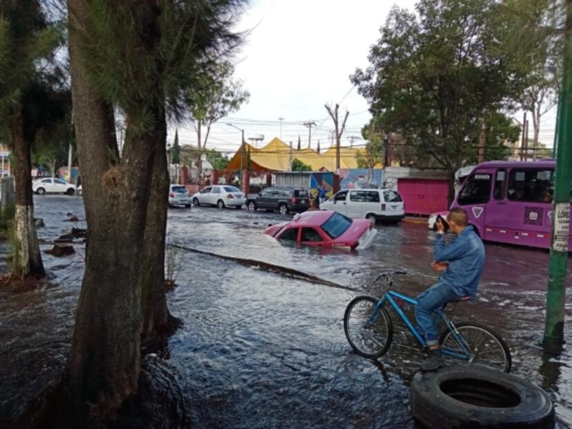 Taxista cae en socavón formado por mega fuga de agua en Iztapalapa