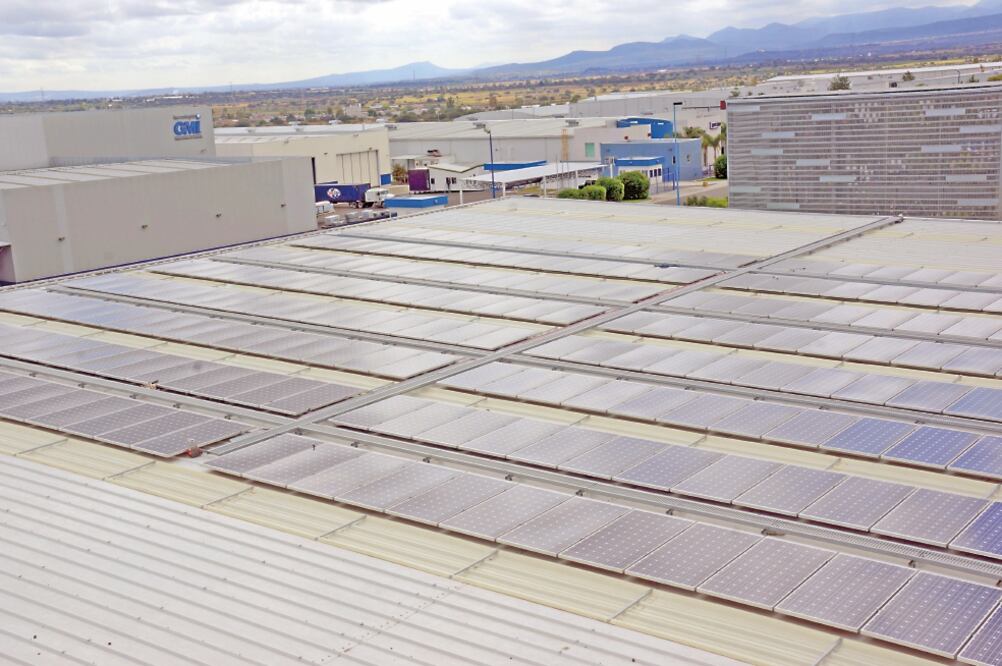 Los 300 permisos otorgados el año pasado, para generar energía solar en México representan una inversión de ocho mil millones de dólares (ARCHIVO EL UNIVERSAL)