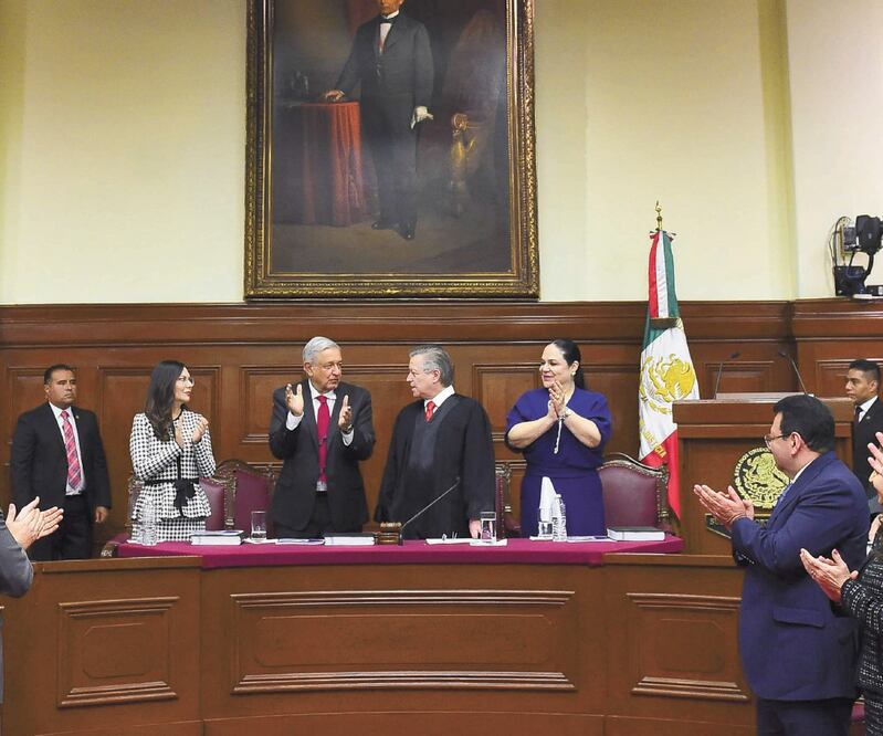 Andrés Manuel López Obrador se paró y aplaudió a Arturo Zaldívar, cuando señaló que el Poder Judicial debe dar voz a quien no la tiene. Foto: PRESIDENCIA