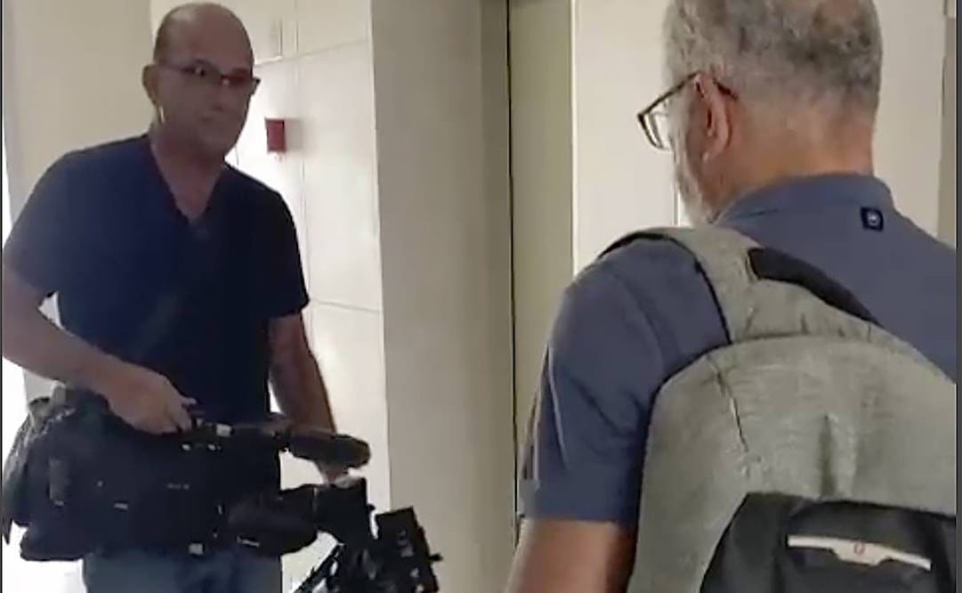 Esto luego de que la agencia Associated Press (AP) denunciará que sus periodistas estaban emitiendo en vivo una panorámica del norte de Gaza desde Sderot, ciudad israelí en la línea divisoria, cuando fueron interrumpidos y obligados a dejar de retransmitir por funcionarios israelíes, con una orden firmada del ministro de Comunicaciones, Shlomo Karhi. Foto: AP