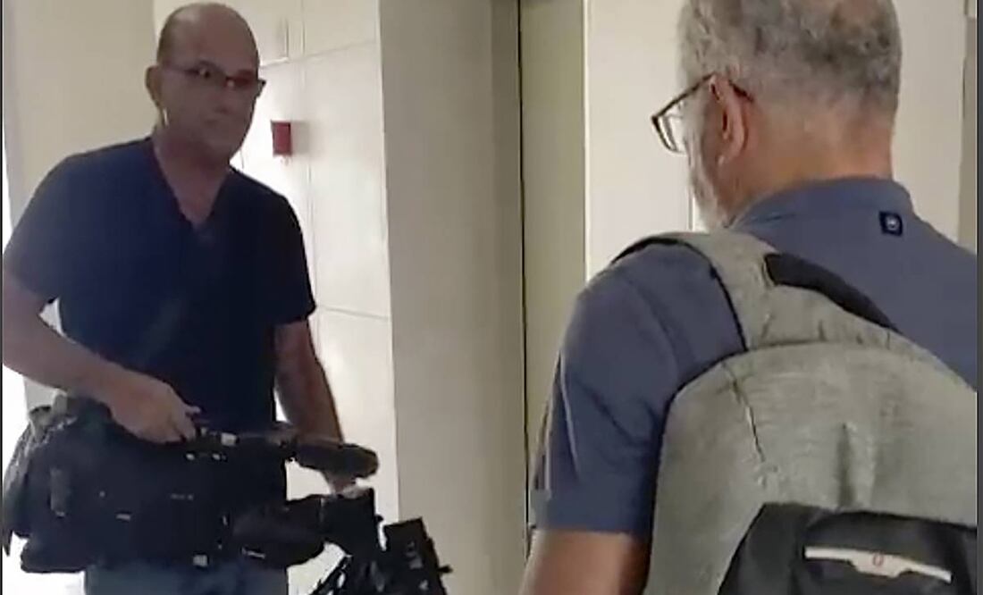 Esto luego de que la agencia Associated Press (AP) denunciará que sus periodistas estaban emitiendo en vivo una panorámica del norte de Gaza desde Sderot, ciudad israelí en la línea divisoria, cuando fueron interrumpidos y obligados a dejar de retransmitir por funcionarios israelíes, con una orden firmada del ministro de Comunicaciones, Shlomo Karhi. Foto: AP