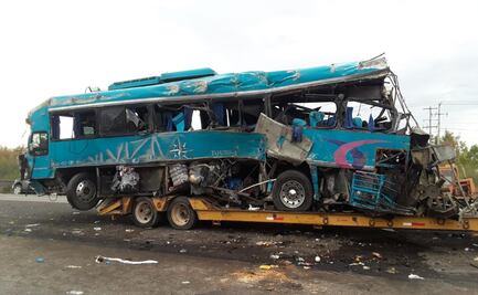 Mueren 13 personas al volcar autobús en Delicias, Chihuahua