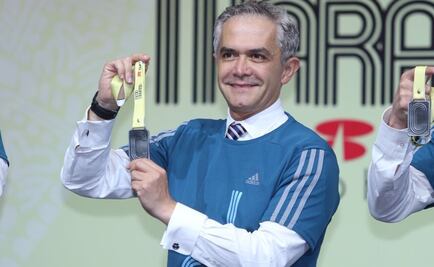 Mancera presenta playera y medalla del Medio Maratón de CDMX