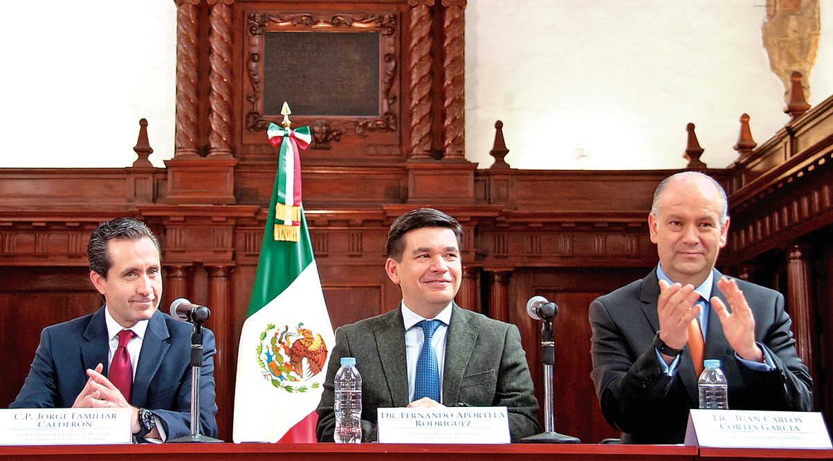 Jorge Familiar, del Banco Mundial, y Fernando Aportela, subsecretario de Hacienda, ayer en la firma de un préstamo para productores del sector rural (ESPECIAL)