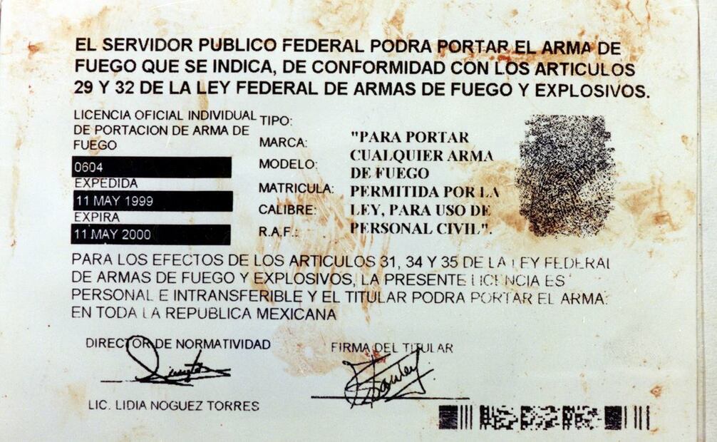 Aquí el reverso del permiso que Stanley Albaitero tramitó el 11 de mayo de 1999 ante la Secretaría de Gobernación, tan solo pocos días antes de su asesinato, para que su escolta de seguridad pudiera portar armas de fuego. Archivo: EL UNIVERSAL.