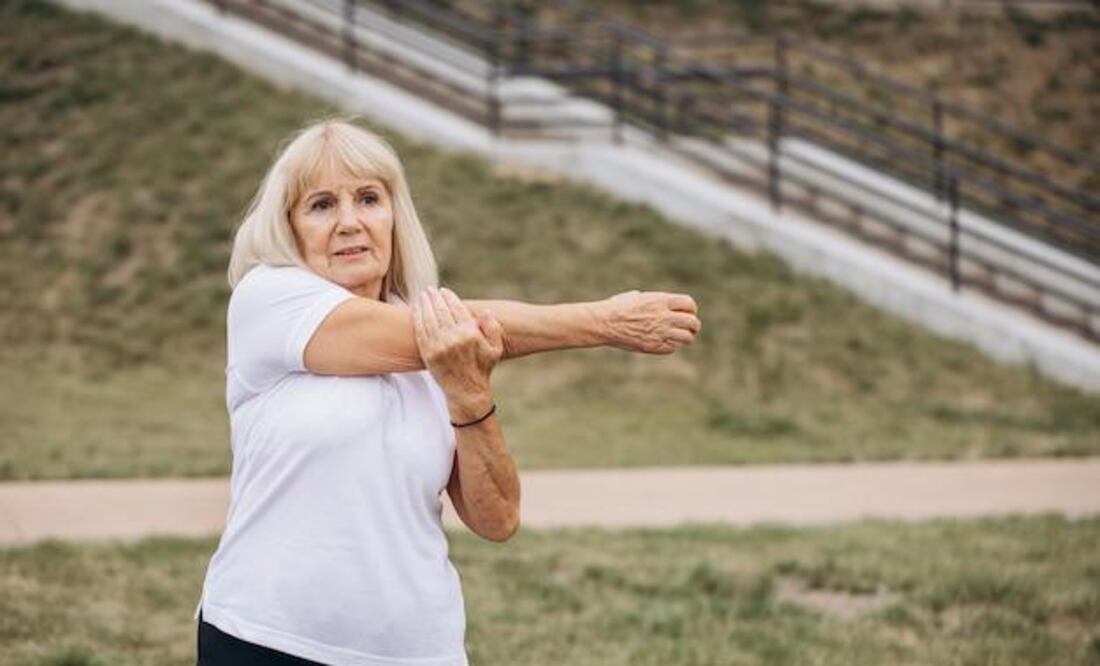Ejercicios para brazos según Harvard. Fuente: Freepik.