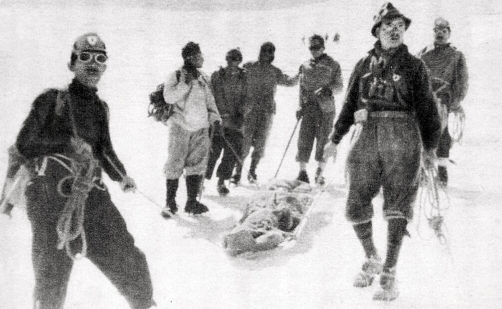 Rescate del Socorro Alpino en el Popocatépetl. Sobre las terribles camillas que usaron en 1946 para rescates, Alfredo Isunza aseguró que “nos daban ganas de llorar” por cargarlas, debido a su excesivo peso. Foto: ESPECIAL/Cortesía Enrique Chávez Poupard.