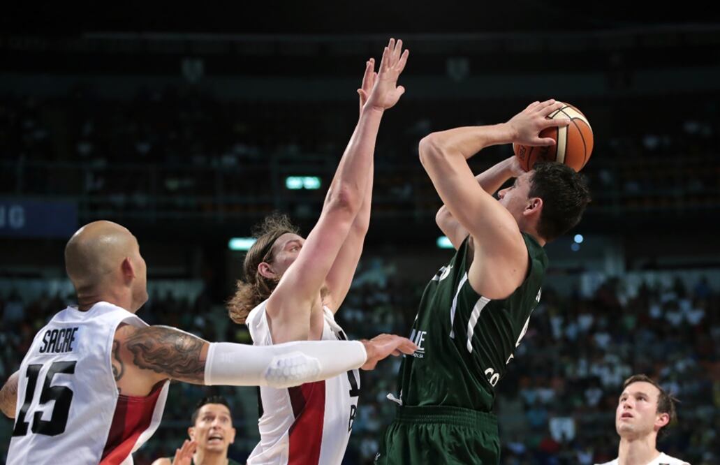 Kelly Olynyk aprovechó su estatura para atacar constantemente el aro (EFE)