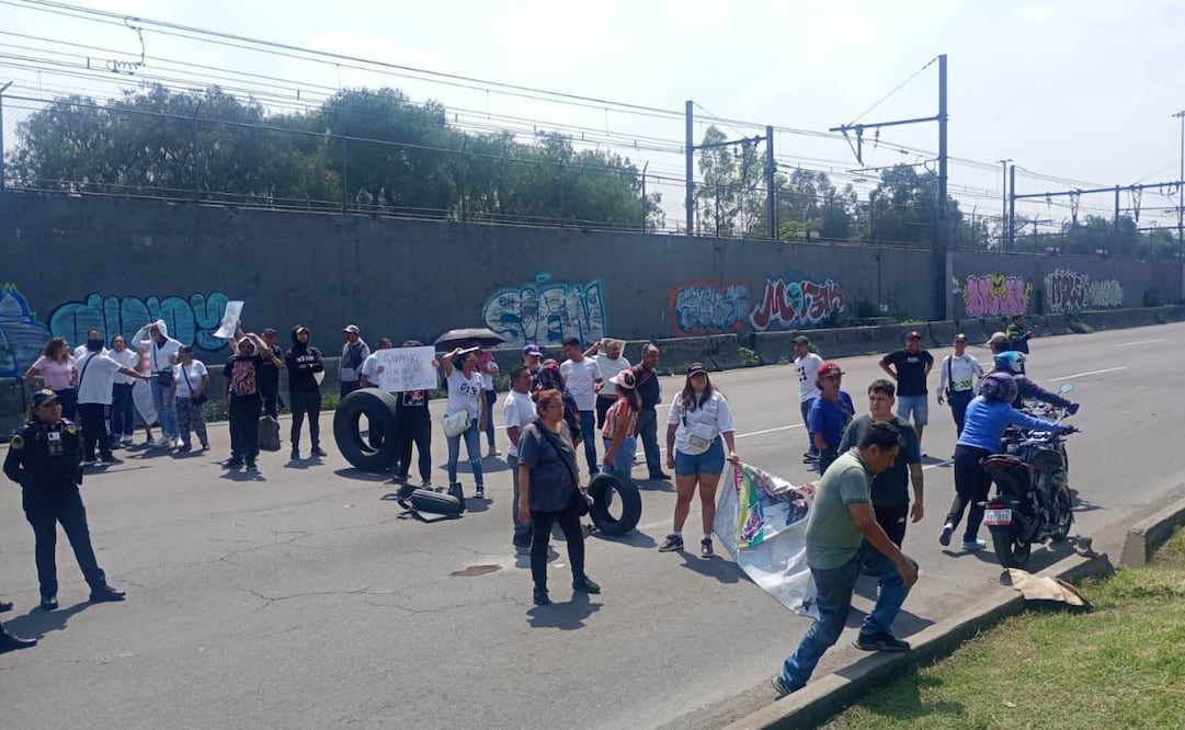 Aproximadamente 50 personas realizaron una concentración y bloqueo en los carriles centrales y laterales de Calzada Ignacio Zaragoza.
Foto: Especial.