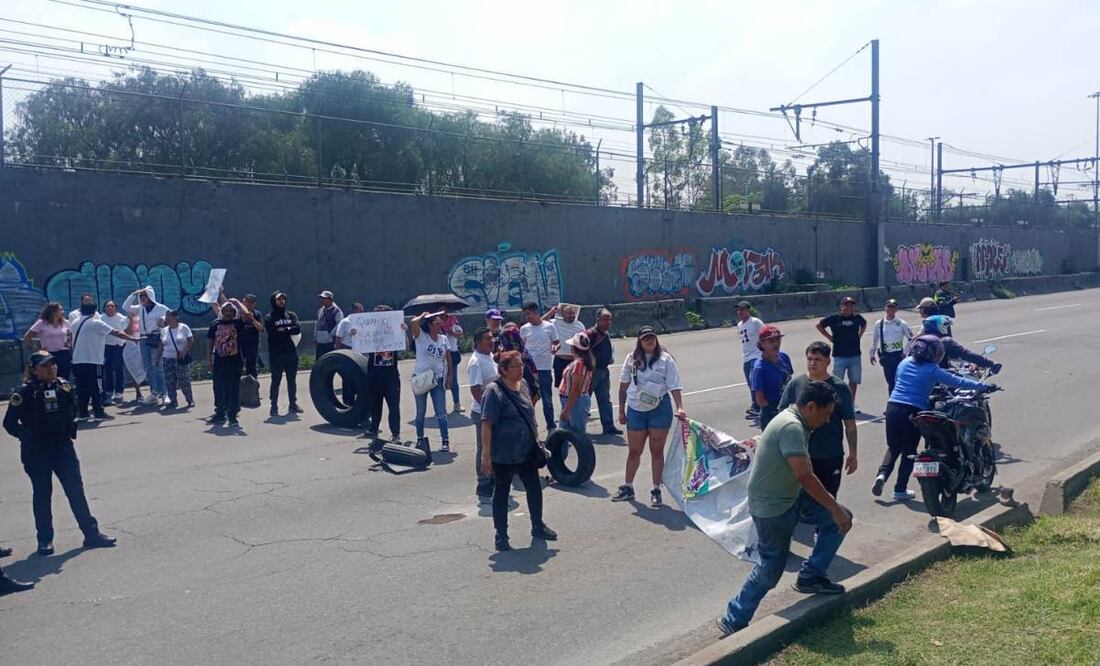 Aproximadamente 50 personas realizaron una concentración y bloqueo en los carriles centrales y laterales de Calzada Ignacio Zaragoza.
Foto: Especial.