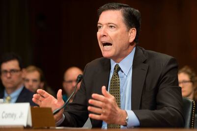 Director del FBI defiende investigación a Clinton; volvería a hacerlo, dice