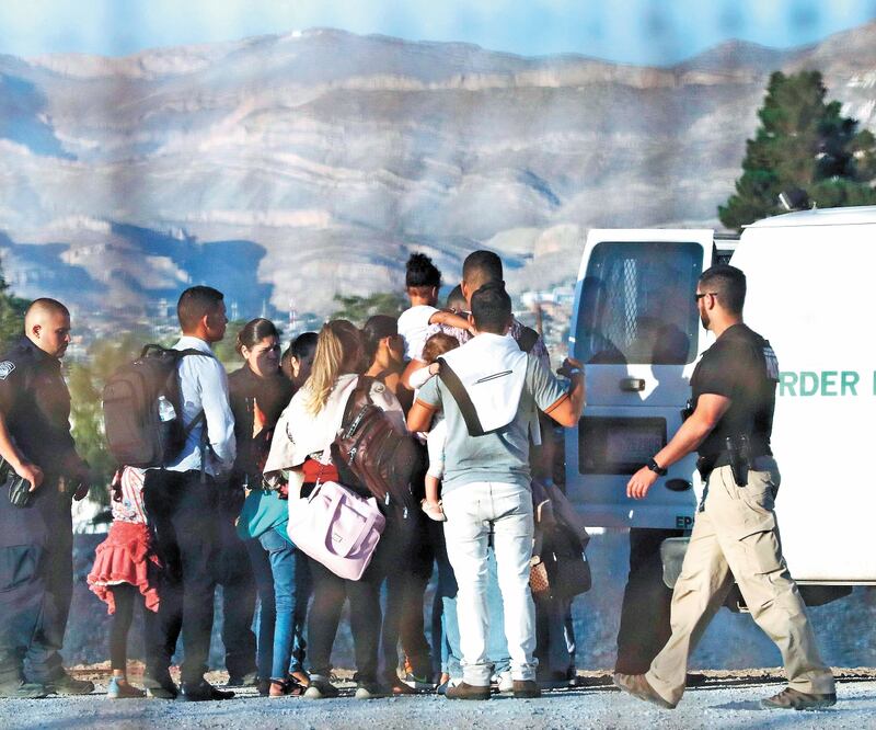 Migrantes al ser detenidos en El Paso, Texas, en 2019. Foto: ARCHIVO AFP