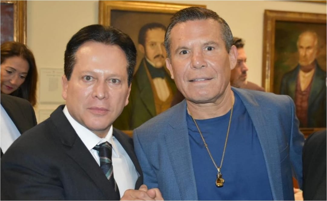 El boxeador posando con Daniel Aceves Villagrán / Foto: Especiales