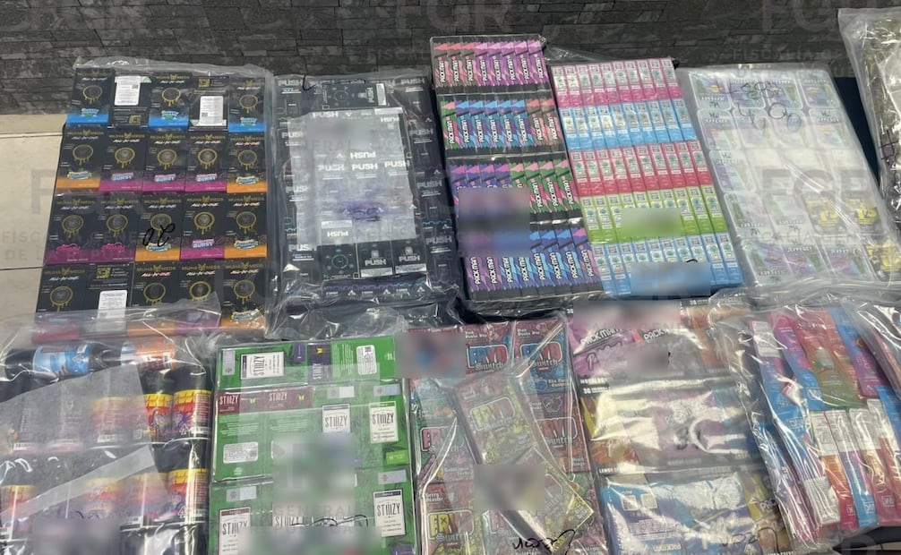 Detienen a pasajero con vapeadores y cigarrillos con marihuana en aeropuerto de Monterrey. Foto: Especial
