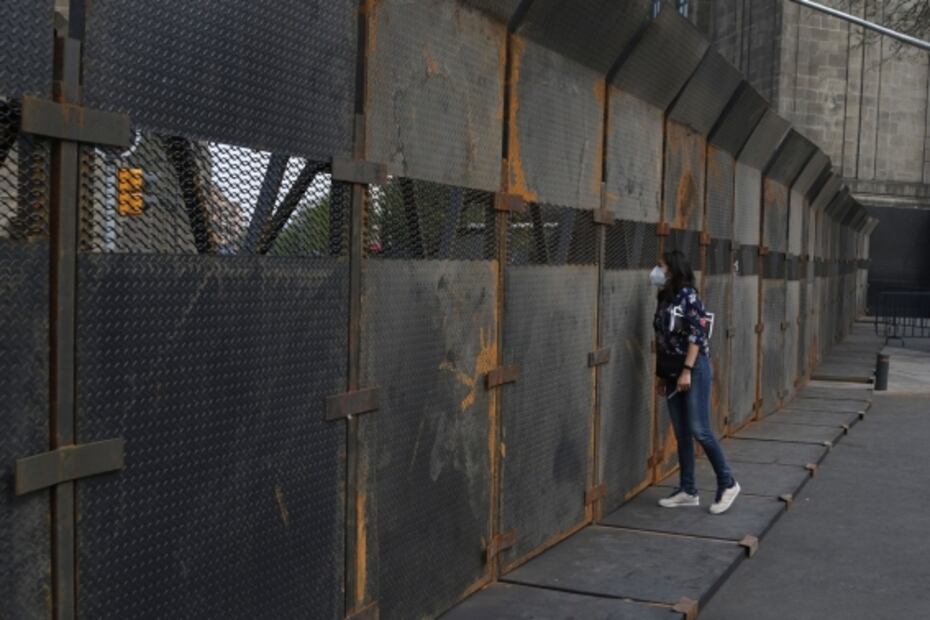 Sesión en el búnker de Palacio Nacional por la marcha feminista
