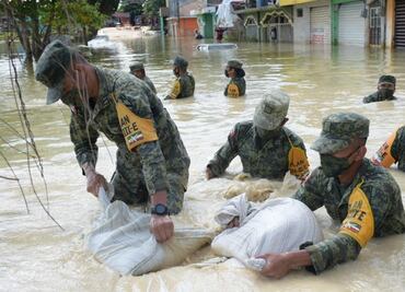 Sedena lleva 515 toneladas de víveres a Tabasco para población afectada por lluvias