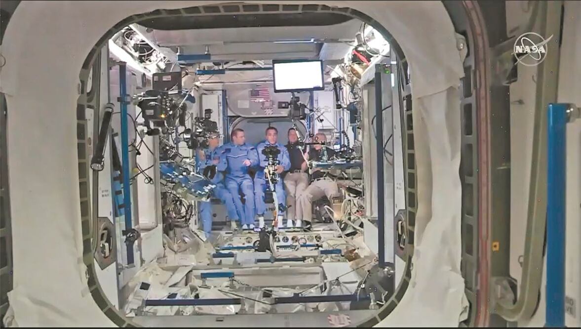 Imagen de video de los astronatutas que ayer llegaron a la EEI. AFP