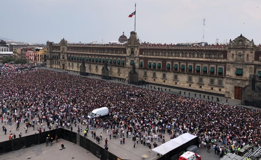 Multitud de fans se reúne en el Zócalo capitalino en espera de ver a BTS. Foto: Diego Simón/EL UNIVERSAL .