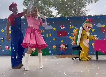 VIDEO: Maestros y directora cantan "Peaches" de Mario Bros en escuela de Tamaulipas