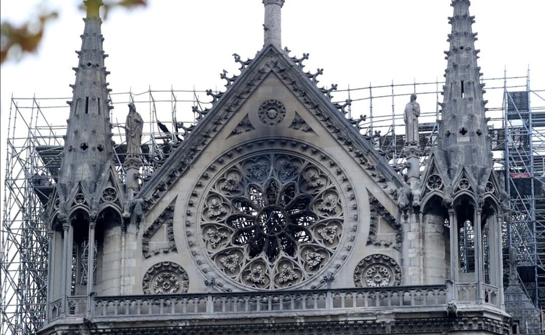 El lunes un incendio aparentemente accidental arrasó dos tercios de la techumbre de la catedral gótica y su emblemática aguja de 93 metros. Foto: Reuters
