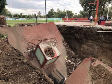 FOTOS: Retiran escombros de gimnasio tragado por socavón en la GAM