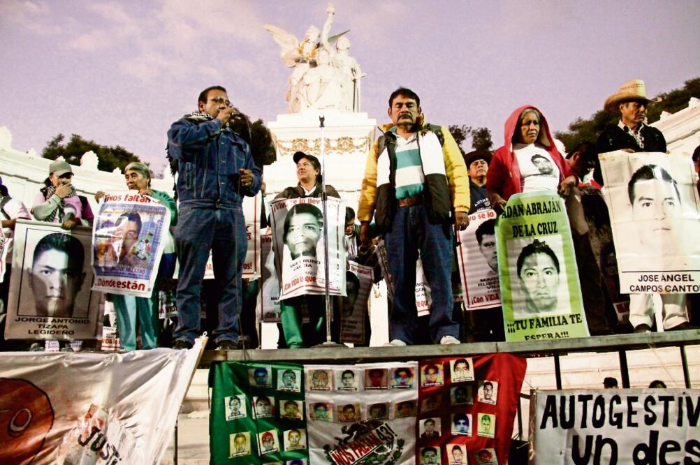 Ayer se realizó la marcha mensual para exigir la localización de los 43 normalistas, que concluyó en el Hemiciclo a Juárez (ANTONIO CRUZ. CUARTOSCURO)